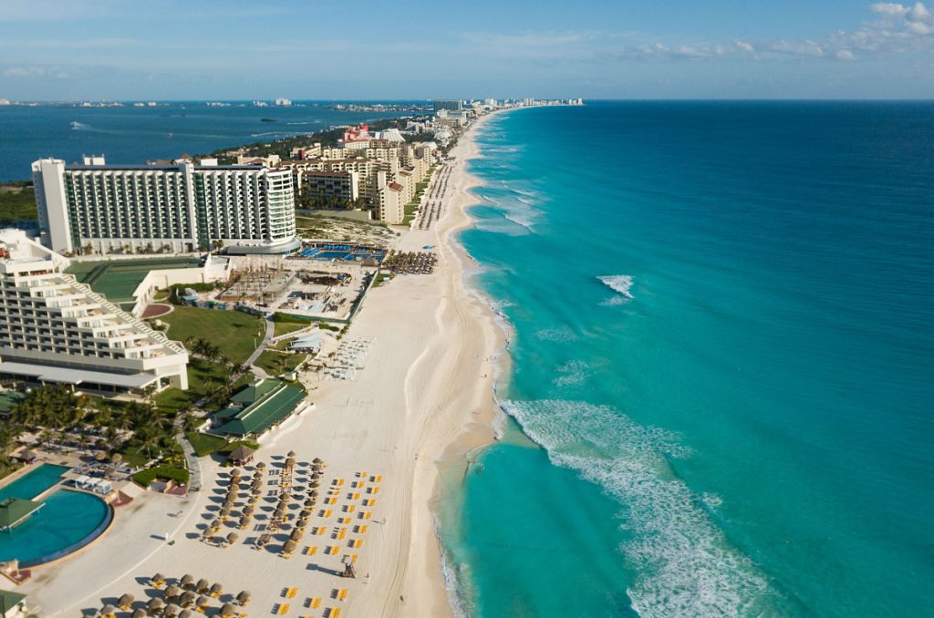 ¿Cómo son las playas del Hotel Hilton en Cancún?