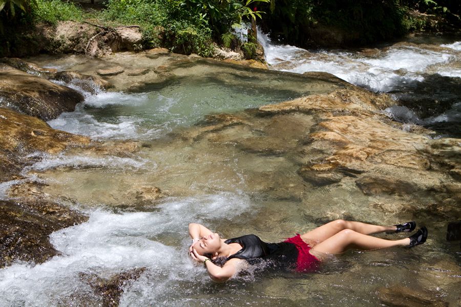 Explorando la Exuberancia del Parque y las Cataratas del Río Dunn en Jamaica