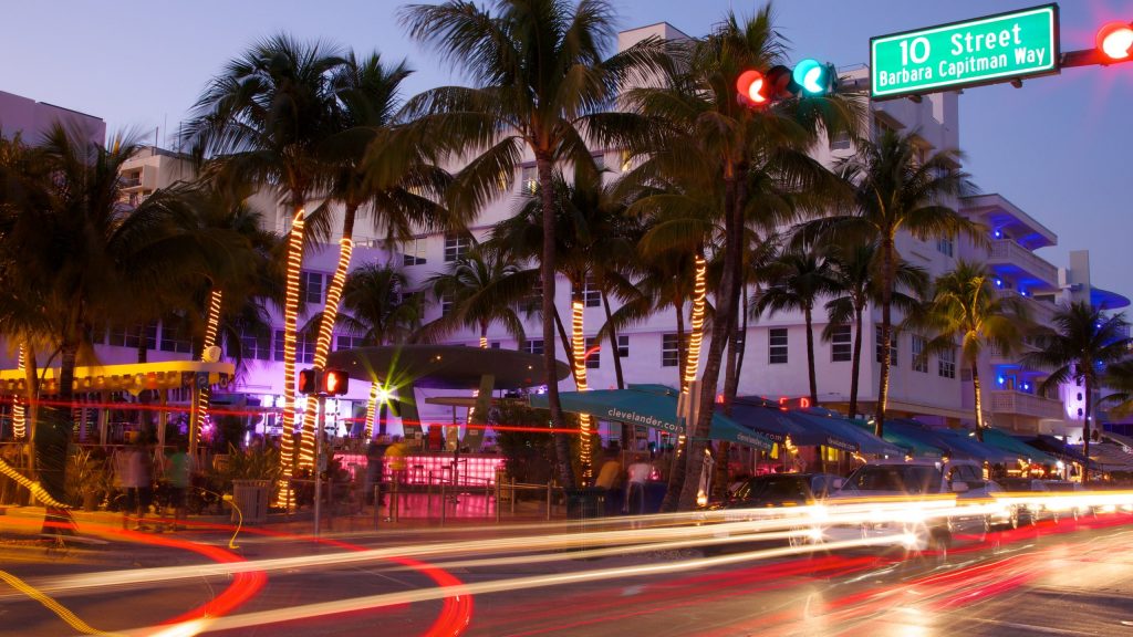 Diversión y cultura a lo largo de Collins Avenue