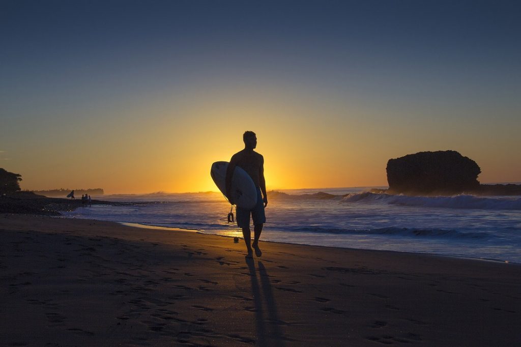 Explora la aventura en Playa El Tunco. Un paraíso para los surfistas