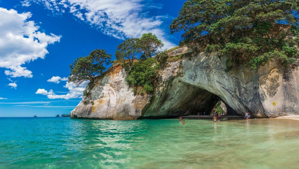 Descubre la Magia de Cathedral Cove, Nueva Zelanda