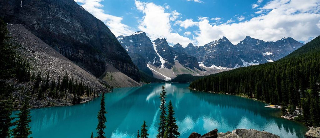 Descubre la Magia del Lago Moraine: Paraíso natural en el corazón de Canadá