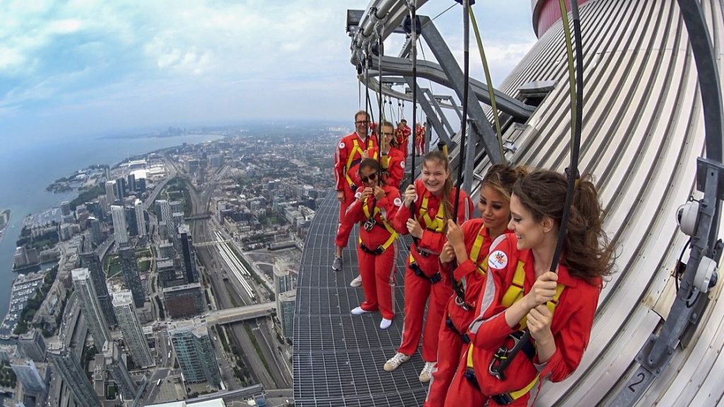 EdgeWalk: Para los más aventureros. Torre CN en Toronto, Canadá: Zona Turística increíble.