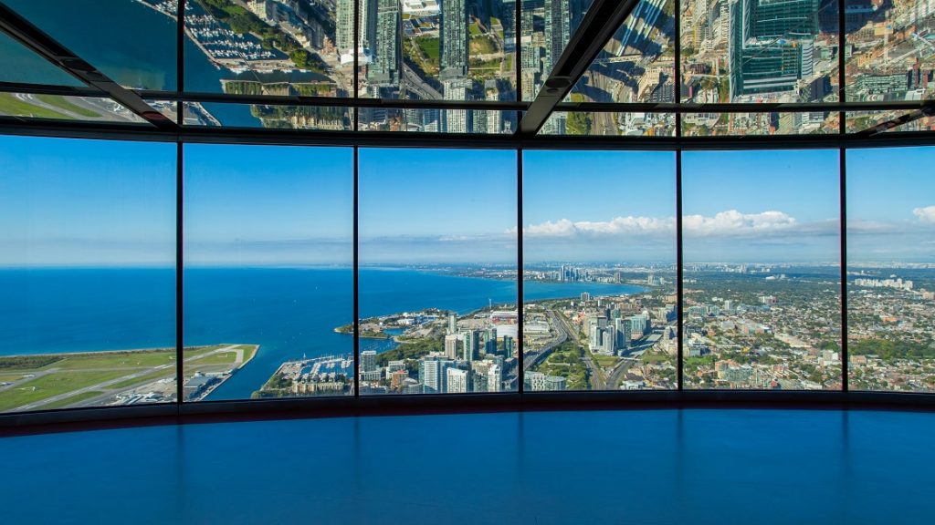 El famoso piso de vidrio. Torre CN en Toronto, Canadá: Zona Turística increíble.