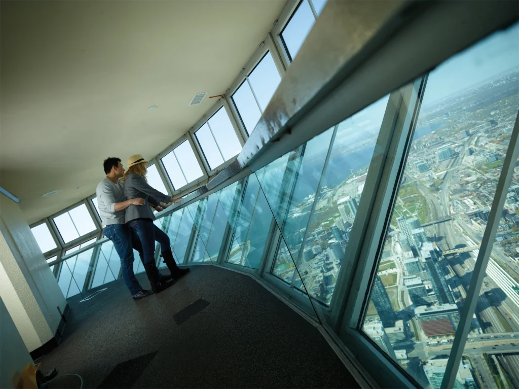 Observatorio en lo alto de la Torre. Torre CN en Toronto, Canadá: Zona Turística increíble.