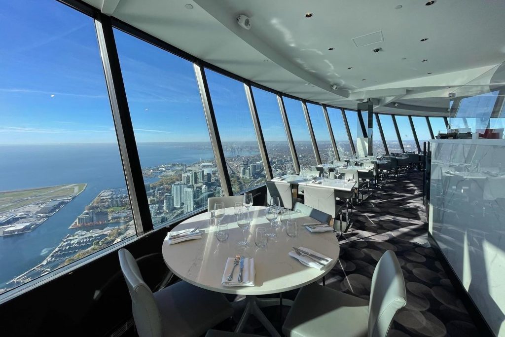 Restaurante giratorio 360. Torre CN en Toronto, Canadá: Zona Turística increíble.