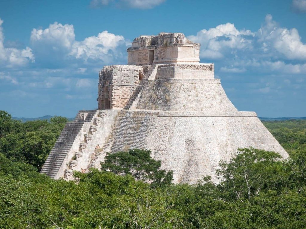 El Palacio del Gobernador y la Gran Pirámide