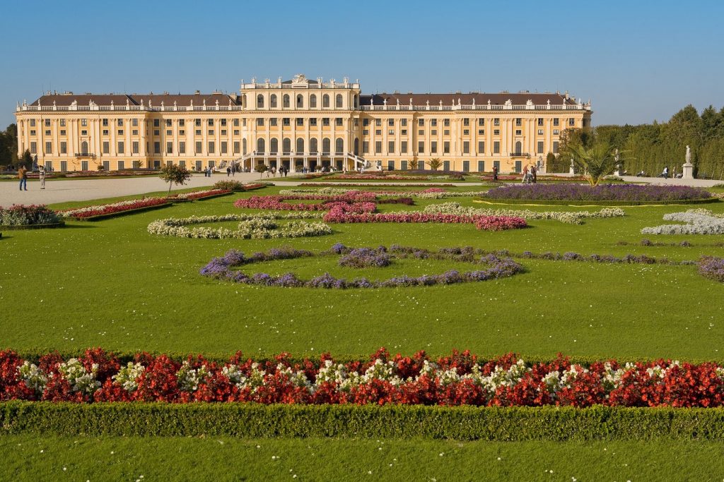 Palacio de Schönbrunn. Turismo en Viena: Descubre la elegancia y la historia de la ciudad imperial.